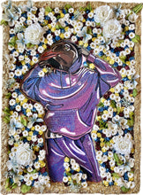 Ladda upp bild till gallerivisning, Rosebed – originalmålning i blandteknik av DenART, med Skrattmåsen Rosie, konstgjorda blommor, grovt spackel och guldspray.