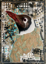 Ladda upp bild till gallerivisning, Originalmålning "Paper Prospects" i blandteknik på återvunnen kartong av Denize Artuñedo Engblom, med Skrattmåsen Rosie i fokus.