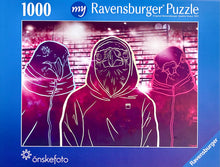 Ladda upp bild till gallerivisning, 1000-bitarspussel med konstmotiv av tre fåglar – Mozart, Odin och Caesar – framför Rinkebys miljonprogram, konst av DenART.