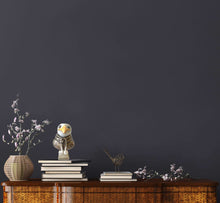 Ladda upp bild till gallerivisning, Inredningstips - Skulptur av fiskmåsen Mozart på en stapel böcker