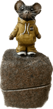 Ladda upp bild till gallerivisning, Originalskulptur av Råttan Pipette – handgjord i lufttorkande lera och kullersten av Denize Artuñedo Engblom.