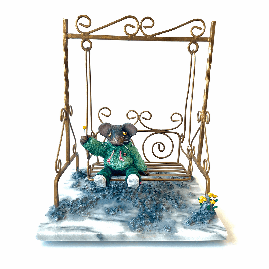 Dandelion Swing - Skulptur av karaktären Pipette, skapad med en återbrukad prydnadsgunga, marmorskiva och lufttorkande lera. Av Denize Artuñedo Engblom.