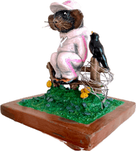Ladda upp bild till gallerivisning, Skulptur av återbrukad prydnadsfigur. Storlek: 17 x 14,5 x 14,5 cm.

