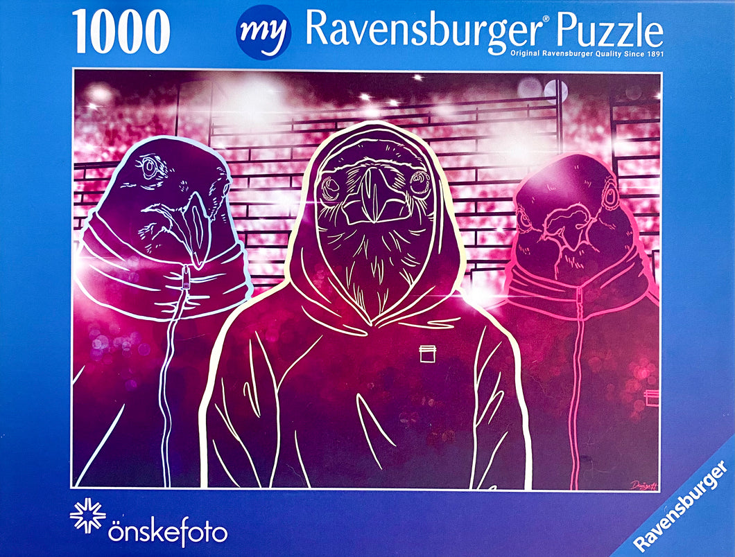 1000-bitarspussel med konstmotiv av tre fåglar – Mozart, Odin och Caesar – framför Rinkebys miljonprogram, konst av DenART.

