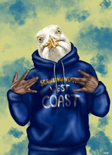 Ladda upp bild till gallerivisning, Digitalt konstverk av Fiskmåsen Mozart i blå hoodie under gulblå himmel – inspirerat av Stigbergets IPA Scandinavian West Coast. Konst av Denize Artuñedo Engblom.

